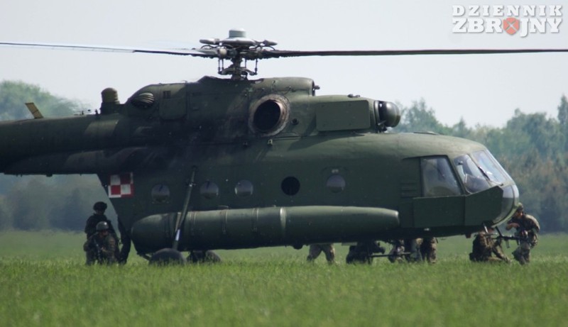 Po wykonaniu zadania Mi-17 przyziemia i zabiera żołnierzy na pokład. 