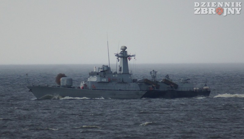 Z pokładu ORP Piorun ogień prowadzi armata AK-176.