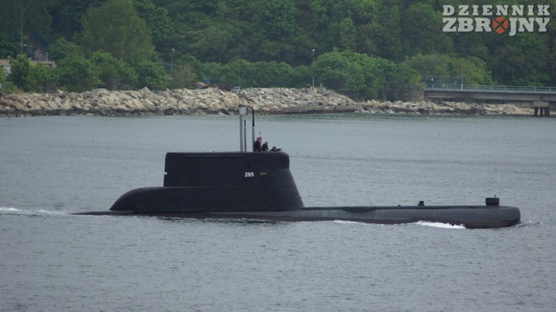 Gdyński port opuszcza podwodny ORP Sęp.