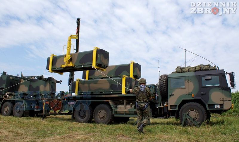 Załadunek kontenera z rakietą NSM na wóz wyrzutnię. 