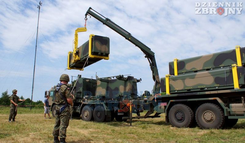 Załadunek kontenera z rakietą na wóz wyrzutnię. 
