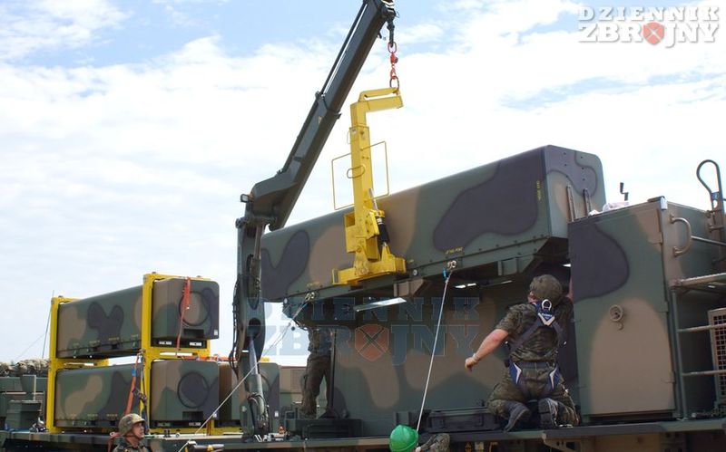 Załadunek kontenera z rakietą na wóz wyrzutnię. 