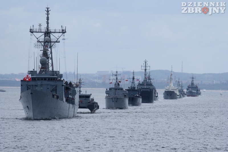 Formacja okrętów biorących udział w paradzie. 