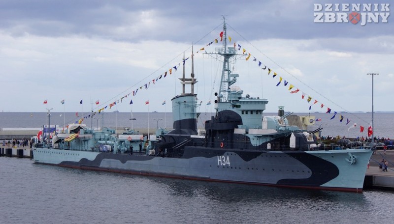 Symbolicznie do parady dodajmy niszczyciel ORP Błyskawica.