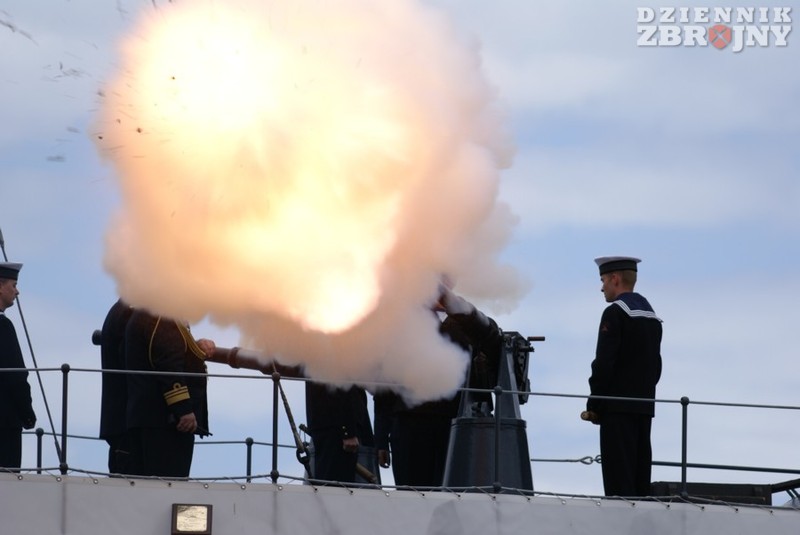 Wystrzał z armaty salutacyjnej z pokładu ORP Błyskawica