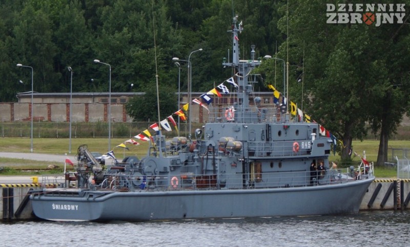 Okręty pozostałe w portach wywiesiły galę banderową, na foto ORP Śniardwy
