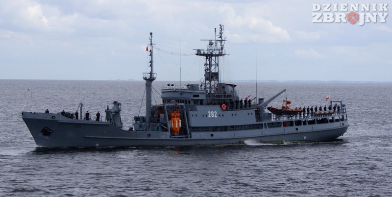 Okręt ratowniczy ORP Lech