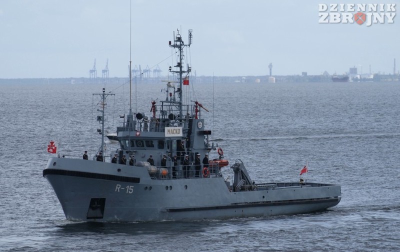 Okręt ratowniczy ORP Maćko.
