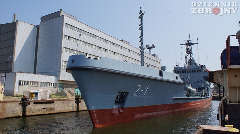 ORP Bałtyk w czasie podnoszenia
