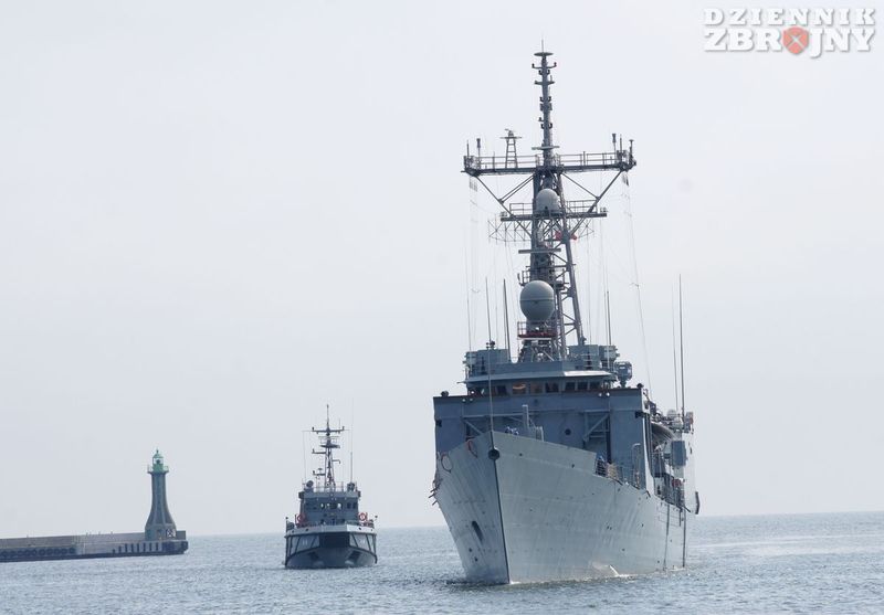 Na redzie portu zespołowi japońskiemu towarzyszył ORP Gen. T. Kościuszko.