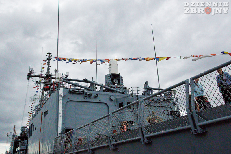 Rufowa nadbudówka jednej z fregat. 
