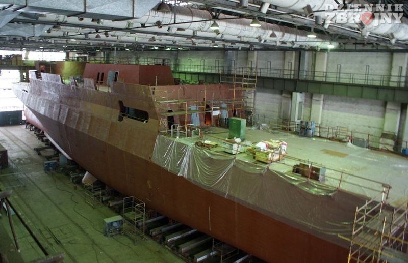 Okręt w hali, kolejne sekcje nadbudówek trafią na pokład po wytoczeniu na otwarte powietrze