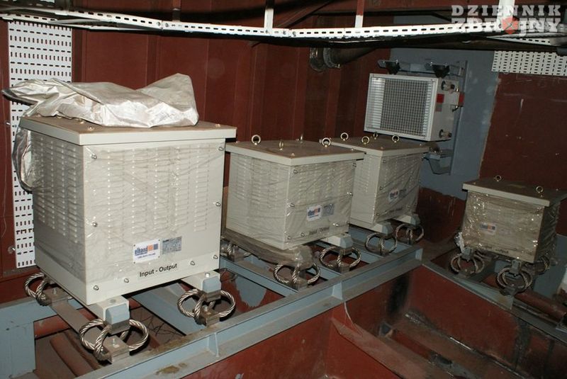 Część urządzeń zamontowanych już w kadłubie.