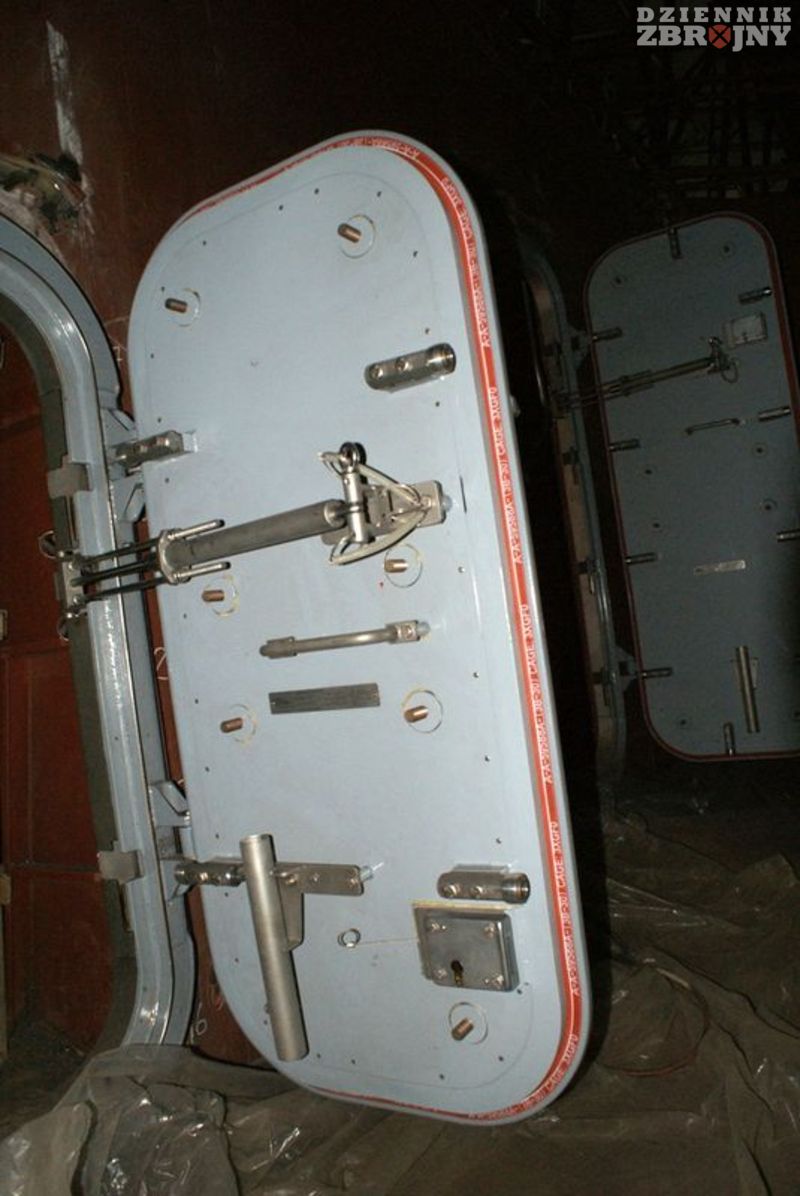 Włazy na nadbudówce, ze względu na pochylenie są wyposażone w siłowniki hydrauliczne.