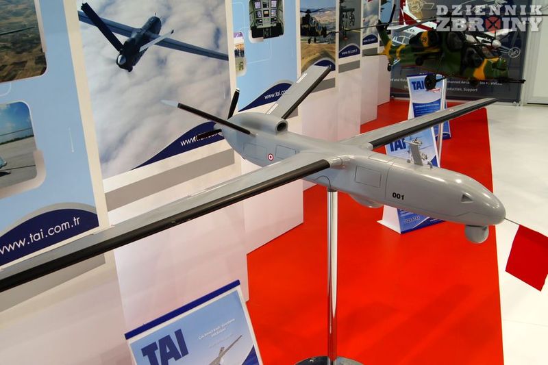 Turecki BSP Anka, w tle model śmigłowca T-129. 