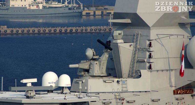 Dach nadbudówki dziobowej, widoczne radary nawigacyjne, systemy łączności satelitarnej oraz Goalkeeper.