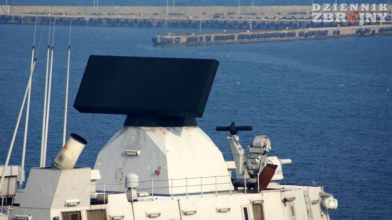 Antena radaru SMART-L oraz zestaw Goalkeeper.