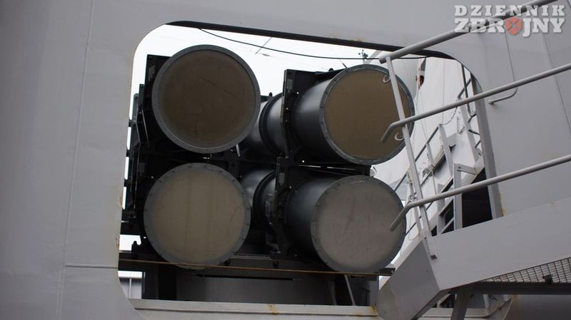 Wyrzutnia z czterema przeciwokrętowymi RGM-84 Harpoon.