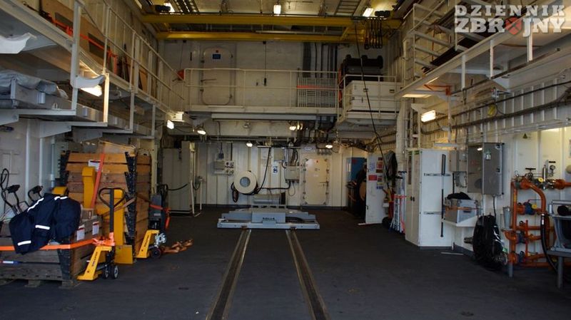 Hangar dla śmigłowca. 