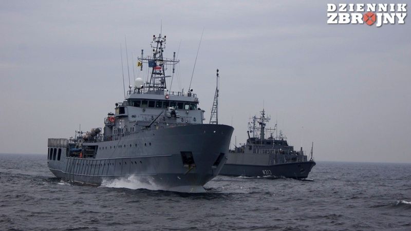 ORP Kontradmirał X. Czernicki oraz estoński Admiral Cowan 