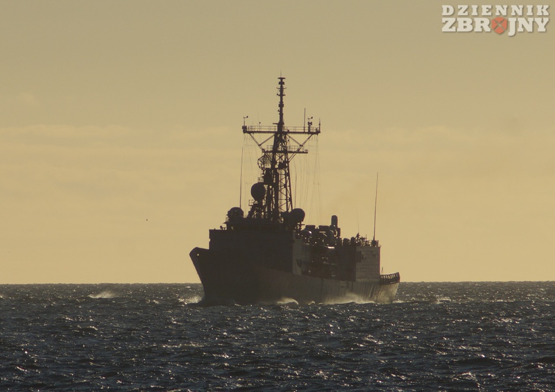 Okręt w blasku porannego słońca zmierza do Gdyni