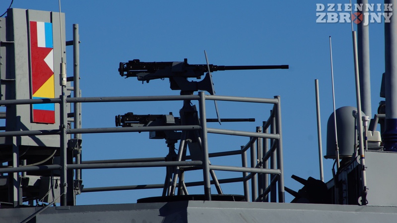 Jeśli to okręt NATO to nie mogło zabraknąć M-2 Browling