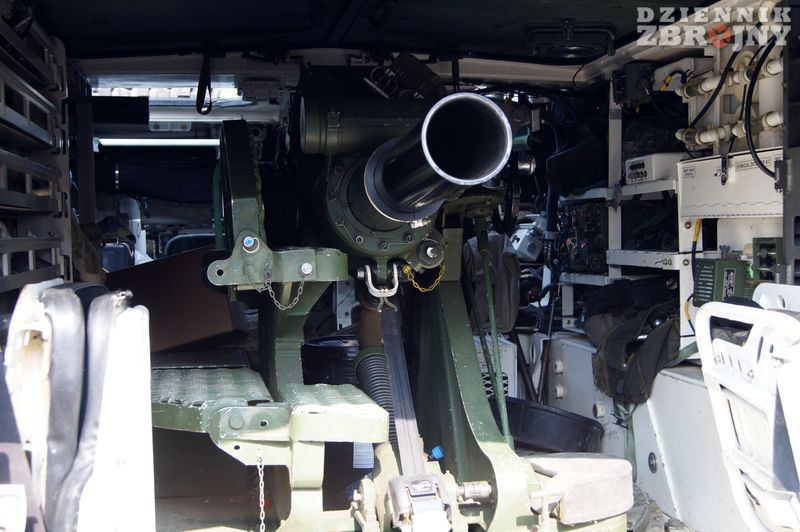 Wnętrze transportera M1129 z moździerzem 120 mm Soltam.