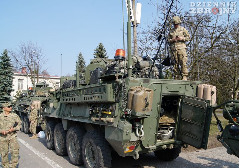 Stryker i rozstawianie anteny łączności satelitarnej. 