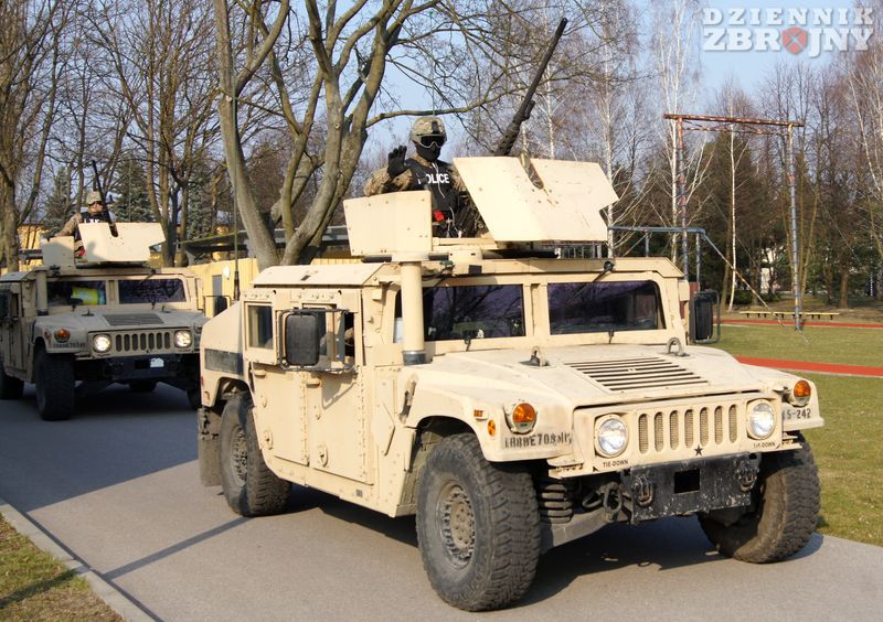 Opancerzone HMMWV z Military Police. 