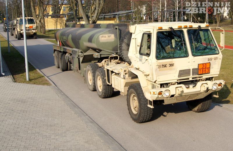 Opancerzony FMTV jako ciągnik naczepy z paliwem. 