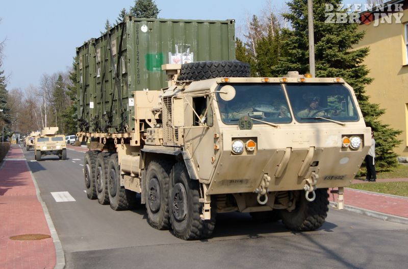 Pięcioosiowy Oshkosh PLS jako wóz logistyczny. 