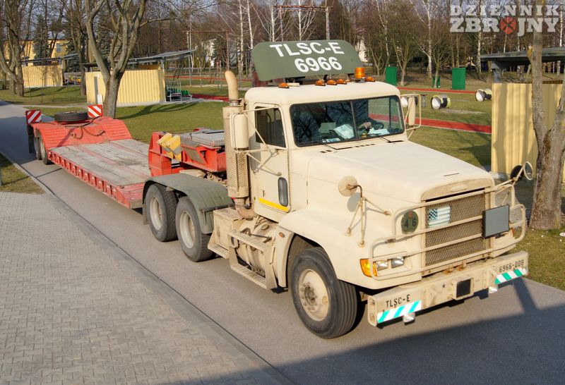 Ciągnik M915A2 z naczepą. 