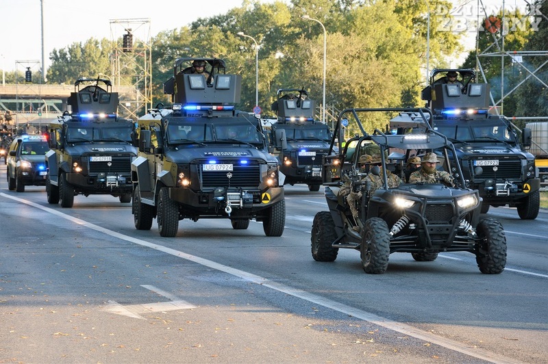 Żandarmeria Wojskowa z pojazdami SandCat 4x4 (w głębi) oraz fast attack vehicle. 
