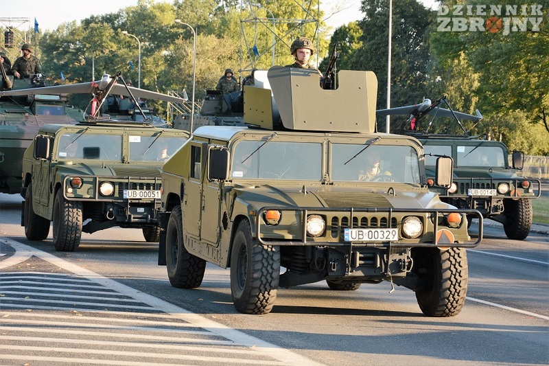 HMMWV pododdziału rozpoznawczego oraz defiladowy transporter BSP Orbiter 2. 